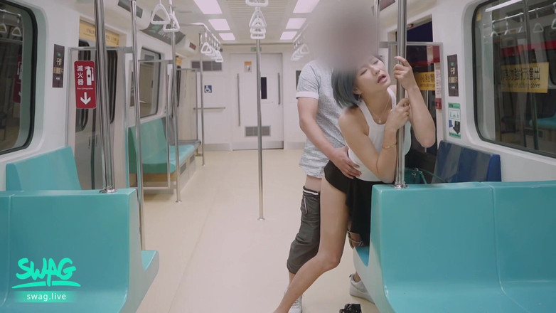 SWAG.live: Salope dans le métro : Ol se fait baiser dans un...