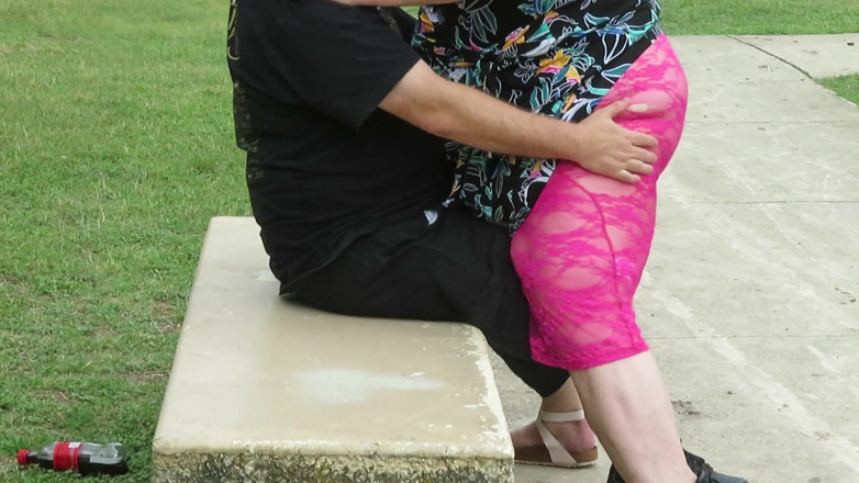 BBW nurse Vicki adventures with friends: Le visage d’un banc de parc assis dans ma dentelle...