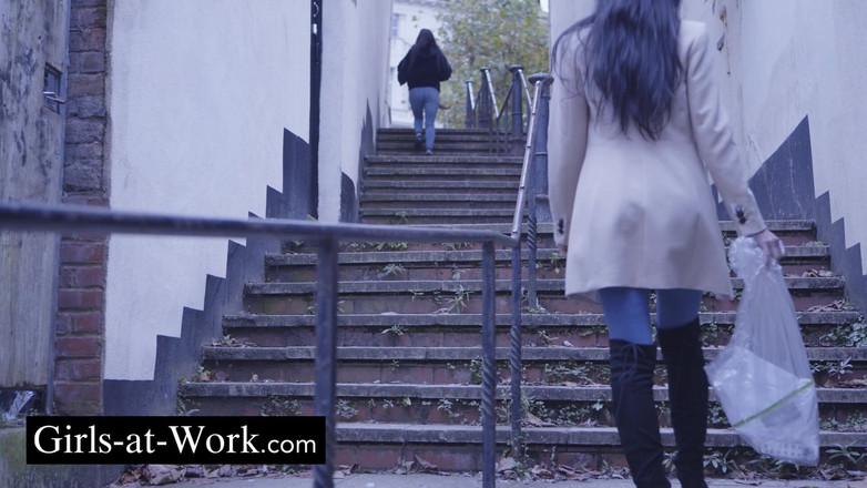 Girls At Work: Petang Pertama Kebebasan