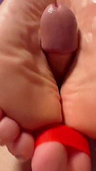 アマチュアのドイツ人MILFのクローズアップセクシーな足コキ、美しい足の裏