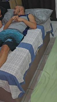 Esposa Compartilha Quarto Com Seu Amigo E Marido