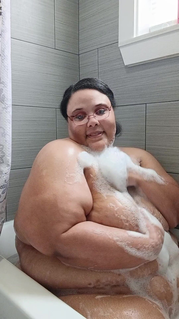 Jessica pigslut: Taking a Nice and Relaxing Bubble Bath!