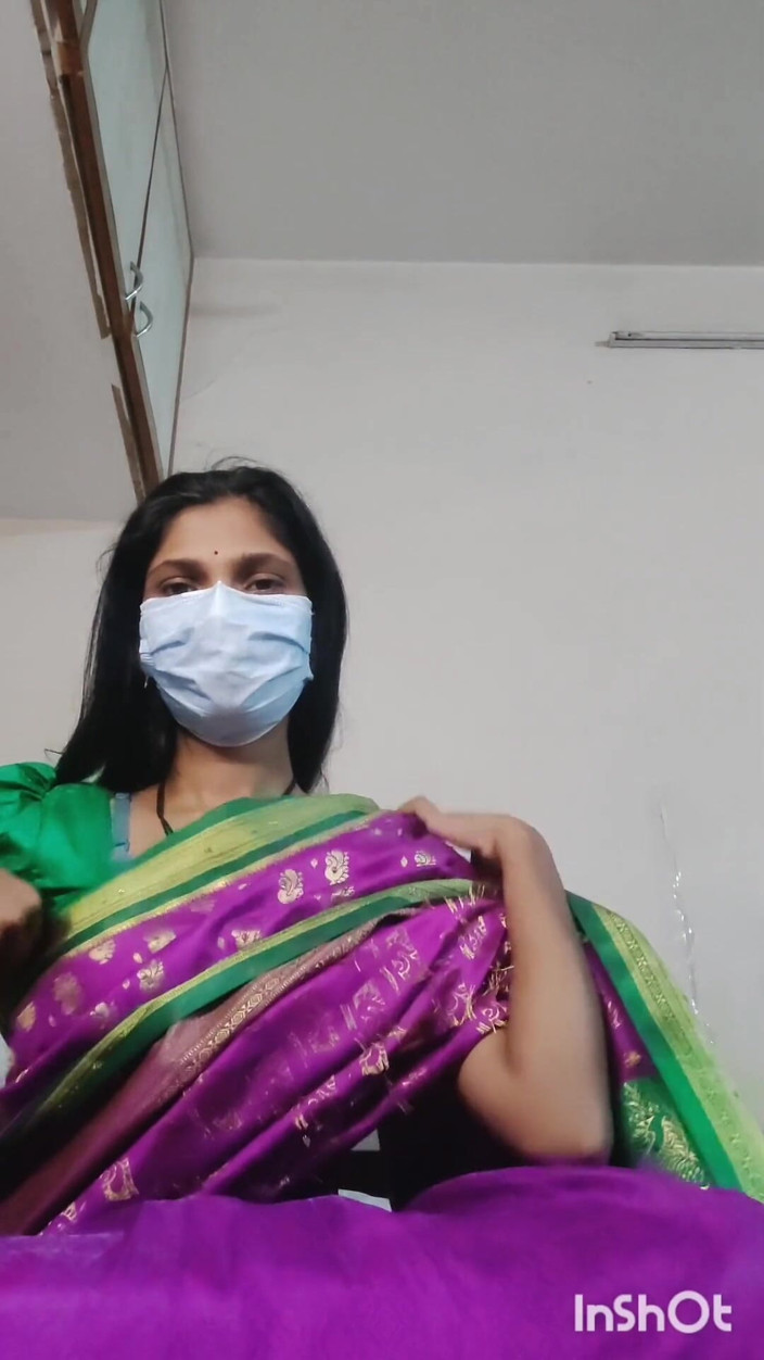 Desishycouple: Desi Bhabhi Shivani geil in roze Sari.