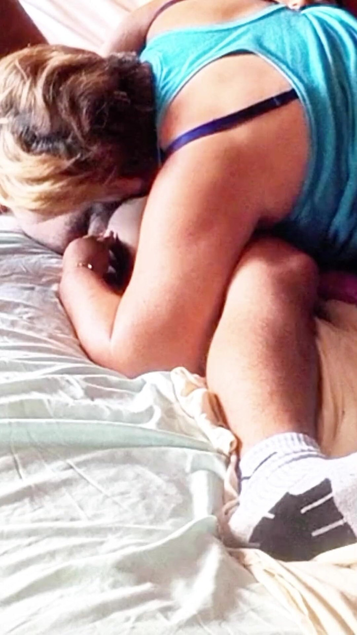 Milfta boohot: Я приглашаю даму, которую я встретил в спортзале, к моему дому, и она в конечном итоге делает мне хороший минет.