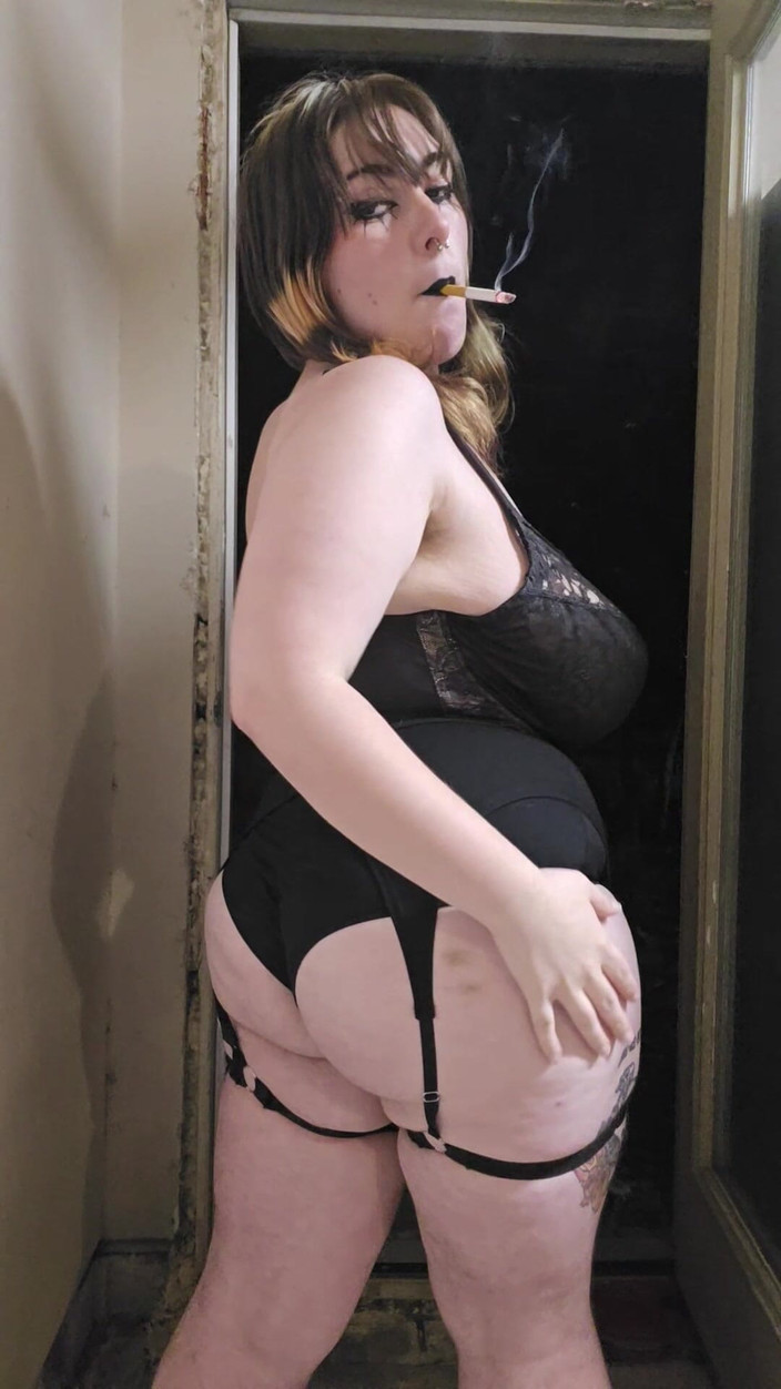 Mushroombitchx: Pacar gotik merokok