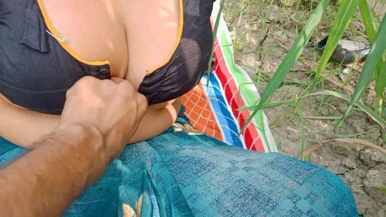 Desistepsis: Sexy macecha Desi venkovní šukání indické vesnické porno