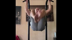 Alex Art: Bătrân care se masturbează și face exerciții fizice