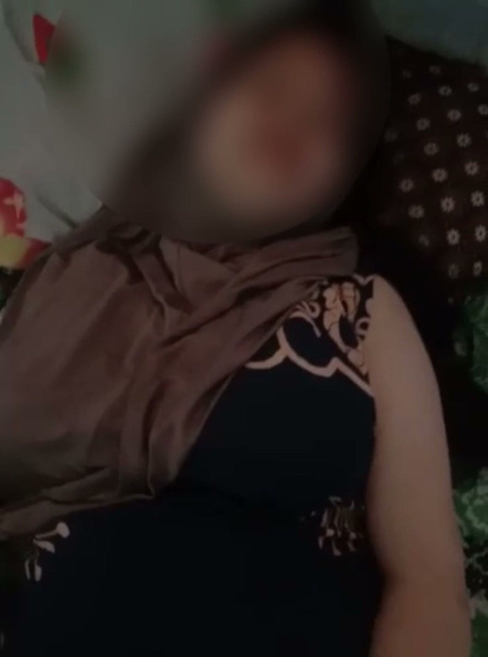 Famly sex: 히잡을 쓴 마을 소녀의 안도는 매우 맛있습니다.