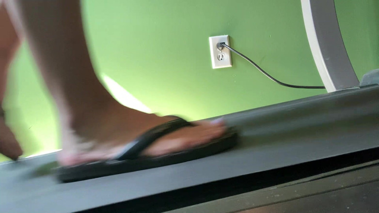 footivities: Pieds en tongs sur le tapis de course - Ivys Feet