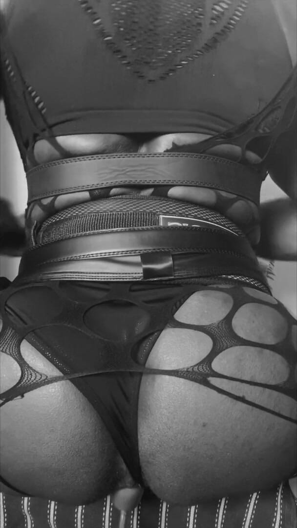Masculine crossdresser: Crossdresser pembina badan hitam bermain pantat dalam bodystocking seksi