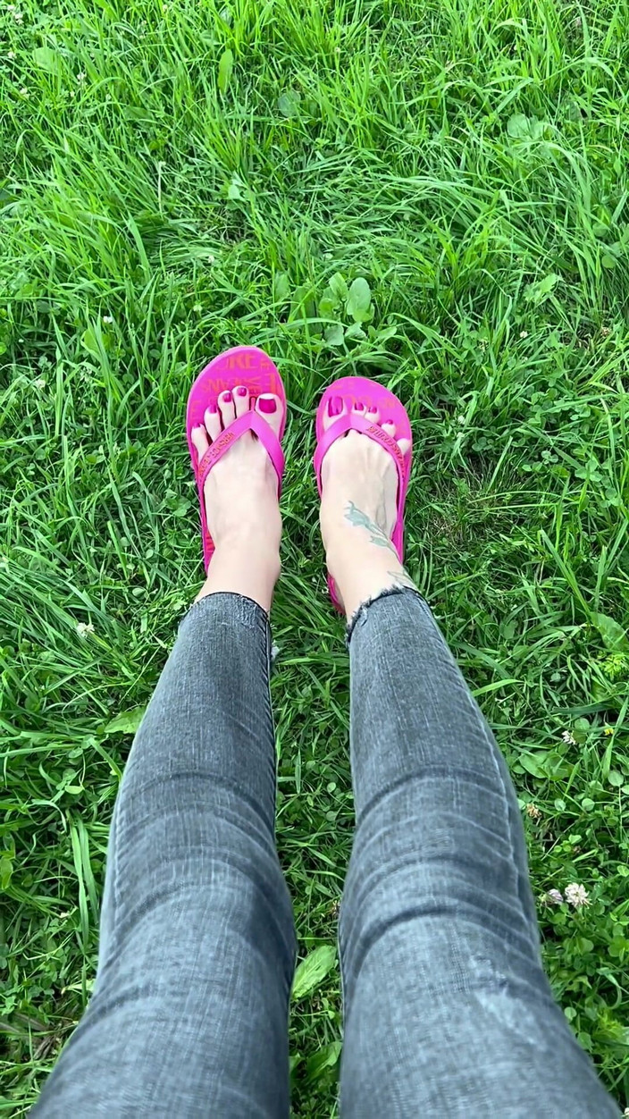 Julia domaina: Mes nouvelles tongs roses et mes pieds aux ongles roses...