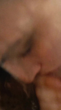 Fellation sensuelle avec sperme dans la bouche