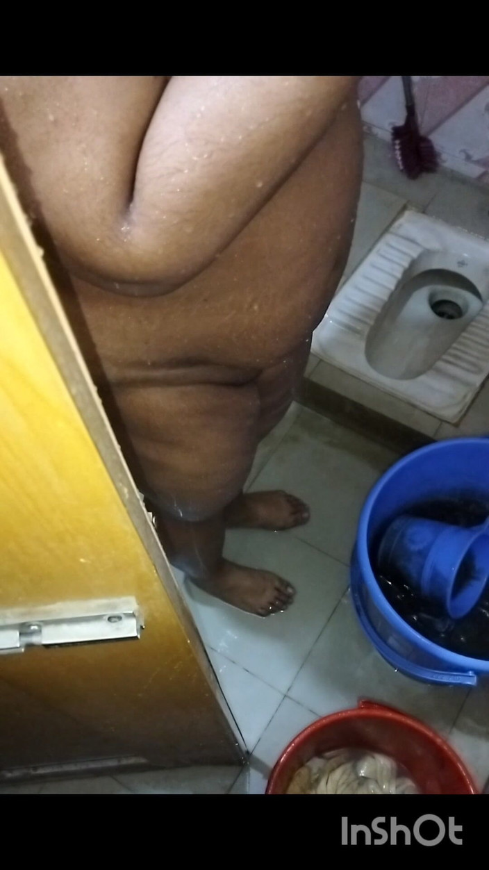 Black Adam: Bangladesh - india mostrando su cuerpo desnudo durante la ducha