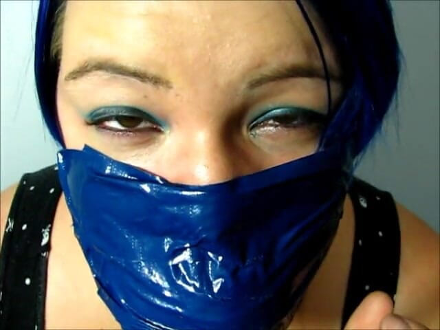 Selfgags classic: Layla faz-se outra engasgo cruel, apertada e maciça com 18 camadas...