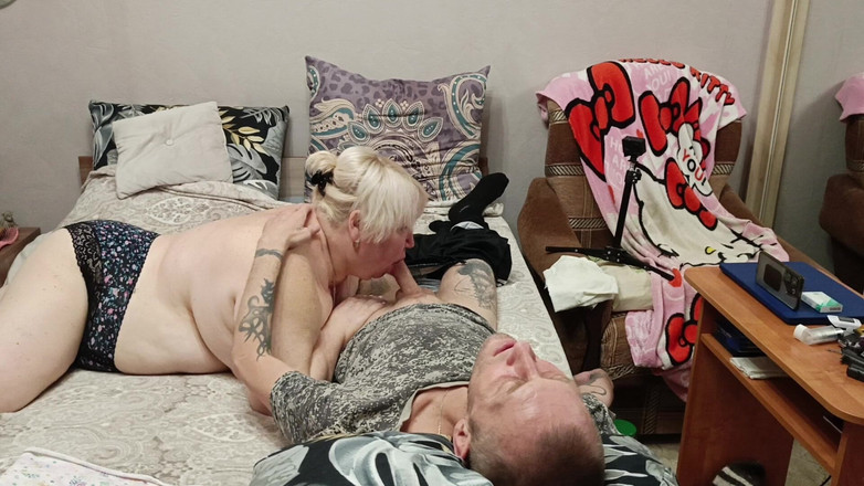 Zona901: 継母が熱い精液の一部のためにフェラチオをする