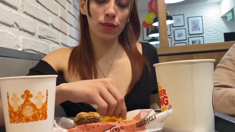Lynn Scream: Publicl Blowjob &amp; Fick auf Burguer King's bathroom + Exhibitionismus auf der...