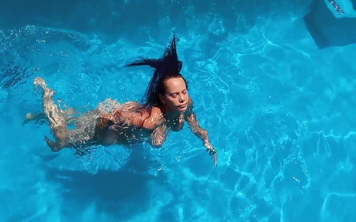 Exotic Tracy: Înot goală în aer liber pentru ca vecinul să se poată...
