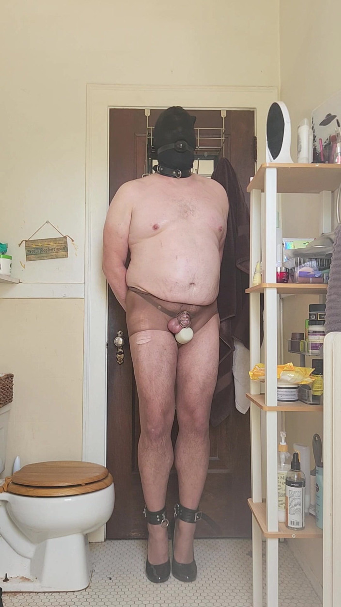 Nyronic: Otrok se udělá bez rukou v kleci cudnosti a na...