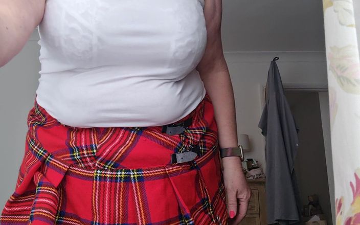 UK Joolz: Tartan kjol, strumpor och white see thru trosor