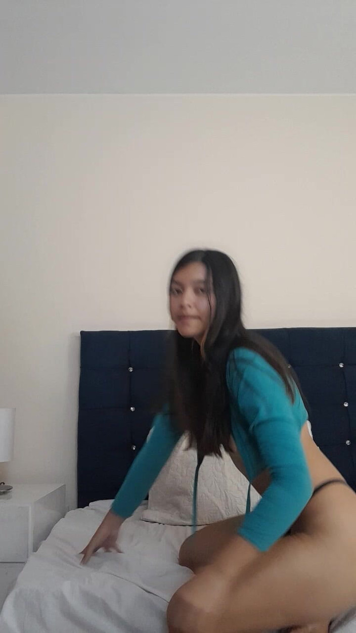 Prisila Devid: Zeigen sie muschi in meinem zimmer