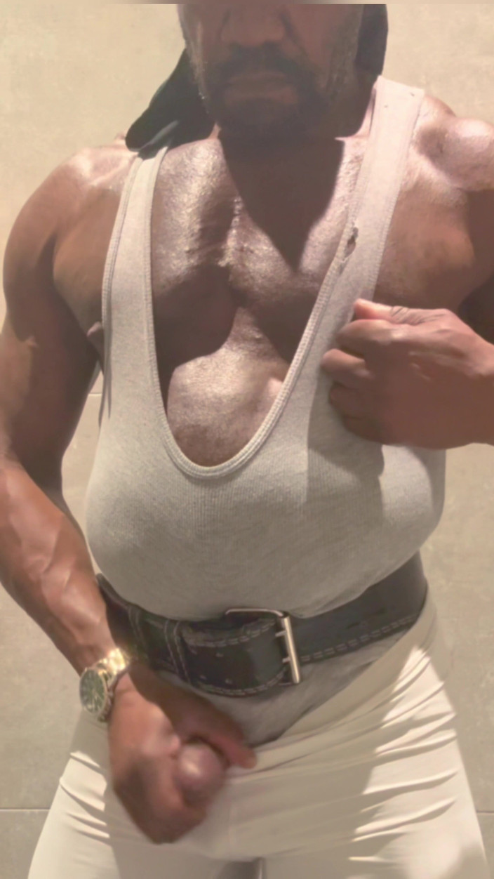 Black mature muscle Brody Richardson: Papà Muscoloso Nero Rivela Singlet Sborra Dopo La Doccia in...