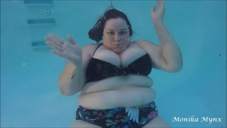 BBW Pleasures: Plavání a kouření