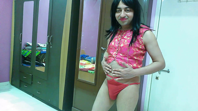 Cute & Nude Crossdresser: Sexy sissy crossdresser femboy sweet lízátko zkouší kalhotky s tradiční...