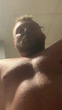 Jack Stacked Solo Masturbation i gymsalens dusch