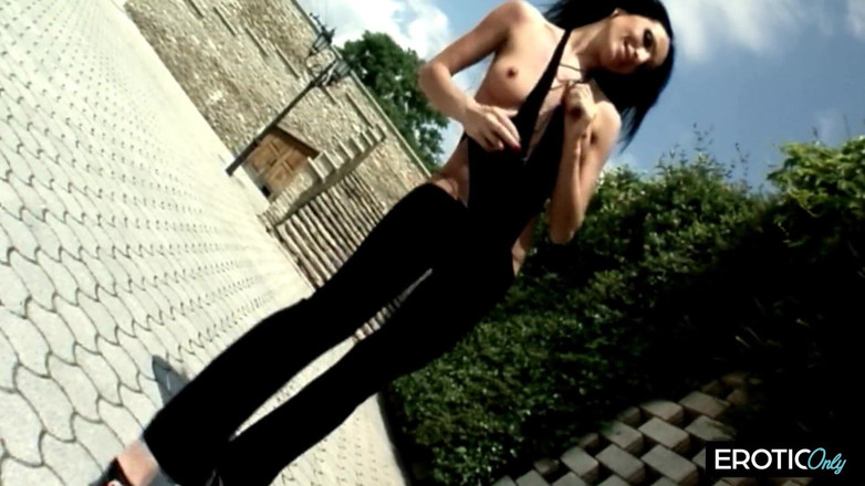 LuxuryPorn: Blondine in netzstrümpfen reitet harten schwanz im freien
