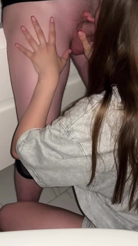 Ma demi-sœur, qu’est-ce que tu fais ? dans la salle de bain la nuit