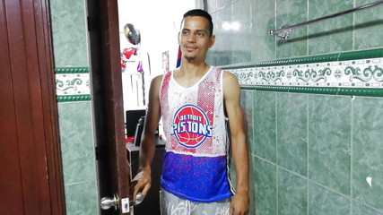 ROUS: 我在我继侄女洗澡时操她的大阴户