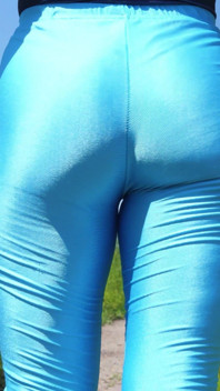 Minha bunda está andando pelo parque ao ar livre com leggings azuis!