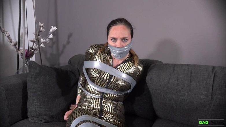 Gag Attack: Leila - Catsuit-gauner in klebeband-bondage