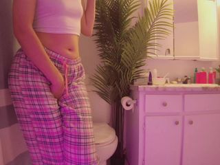 Kinky home: Emily pist in de badkamer