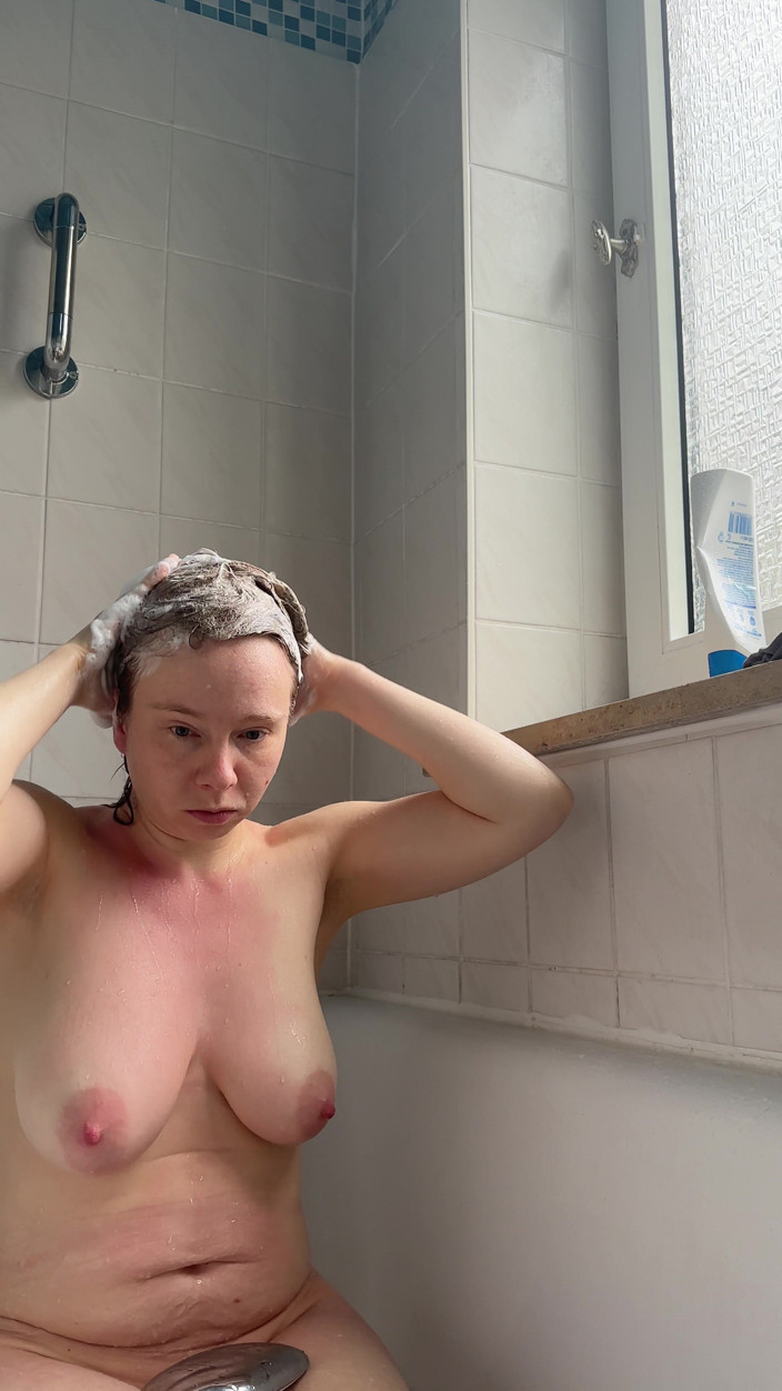 SweetLucy96: Teen with Perfect Body Showers