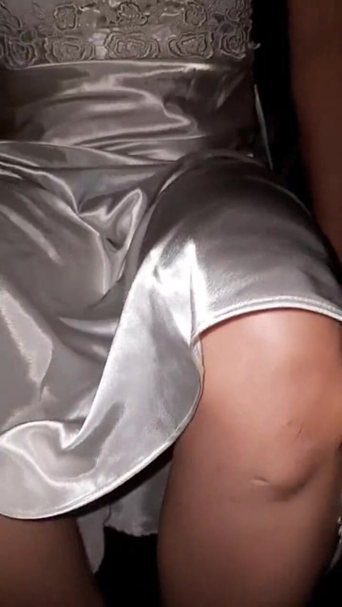 Naomisinka: Masturbando vestindo deslizamento de seda de cetim