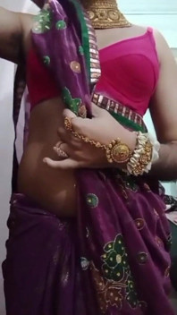 Indian Gay Crossdresser Bottom Gaurisissy Presare și joacă cu sânii ei mari în sari violet cu Jwellery grele