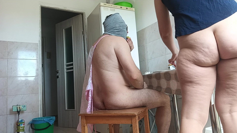 Amateur_MS: キッチンで楽しんでいる素人カップル。セクシーな妻が裸で自宅でトレーニング。