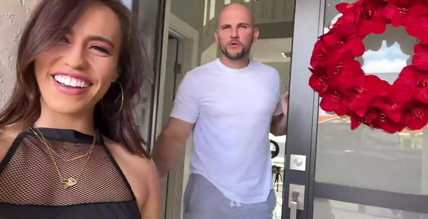 J-Mac: Une de mes préférées Kelsi Monroe adore quand je l'asperge...