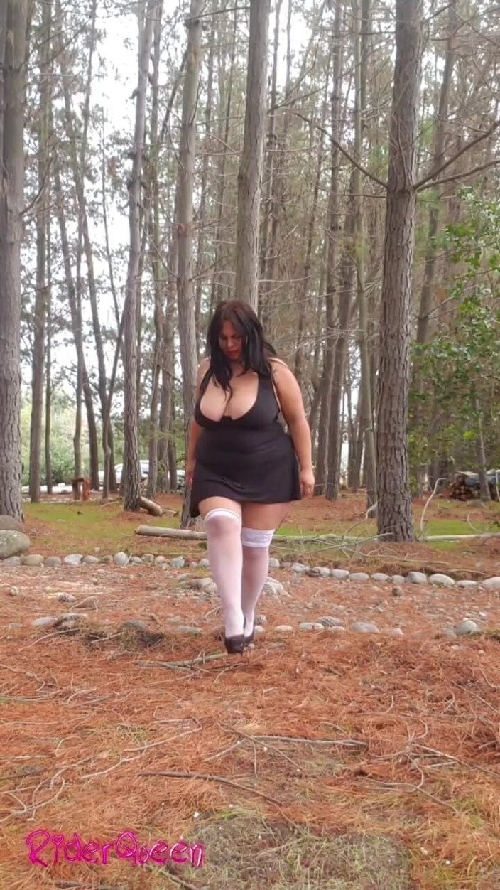 Only Riderqueen BBW Step Mom Latina Alone: 性感的胖熟女在户外崇拜屁股