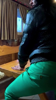 Verde downjacket provocando fumar, humilhação e brincadeira bagunçada