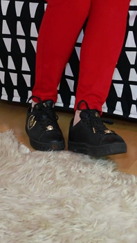 Seluar Jeans Merah dan Black Sneakers
