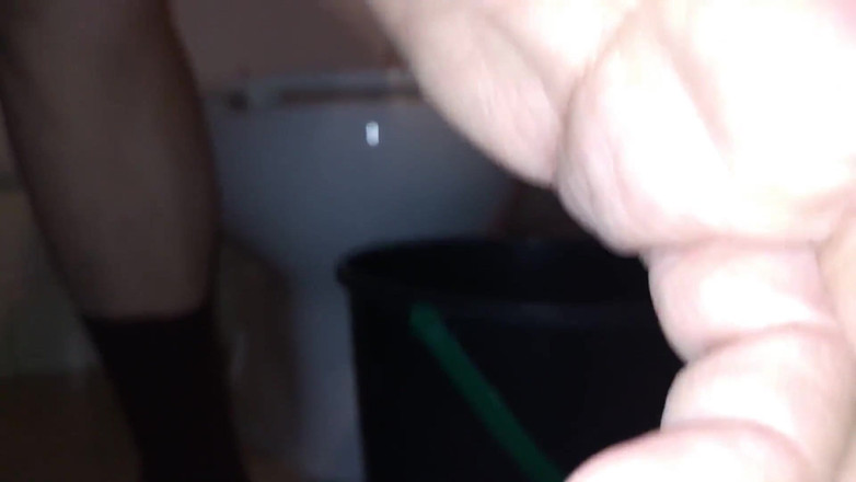 Dildo Man and Cross Hard Sex: 在厕所里用牙线抽插我的菊花 mmm