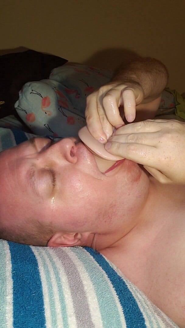 Charlieboy69: Immer noch riesiger dildo tief in den hals