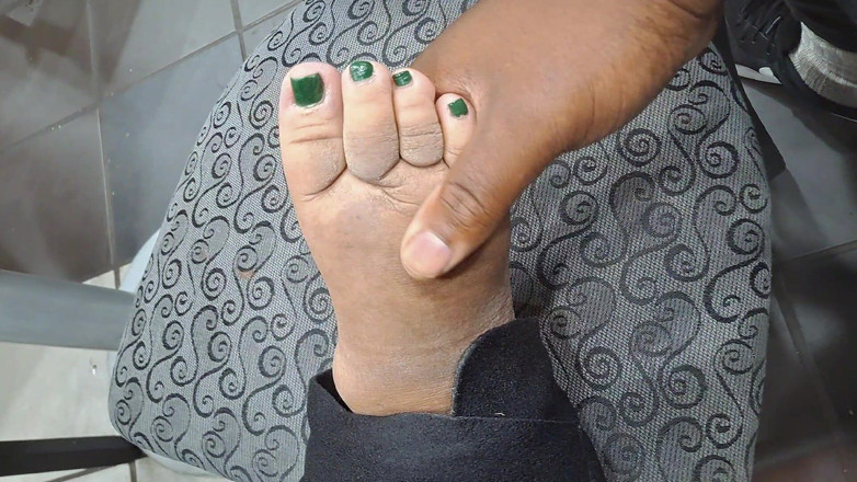 Foot Patrol: Kelly lagi asik ngusap memeknya sambil ngusap
