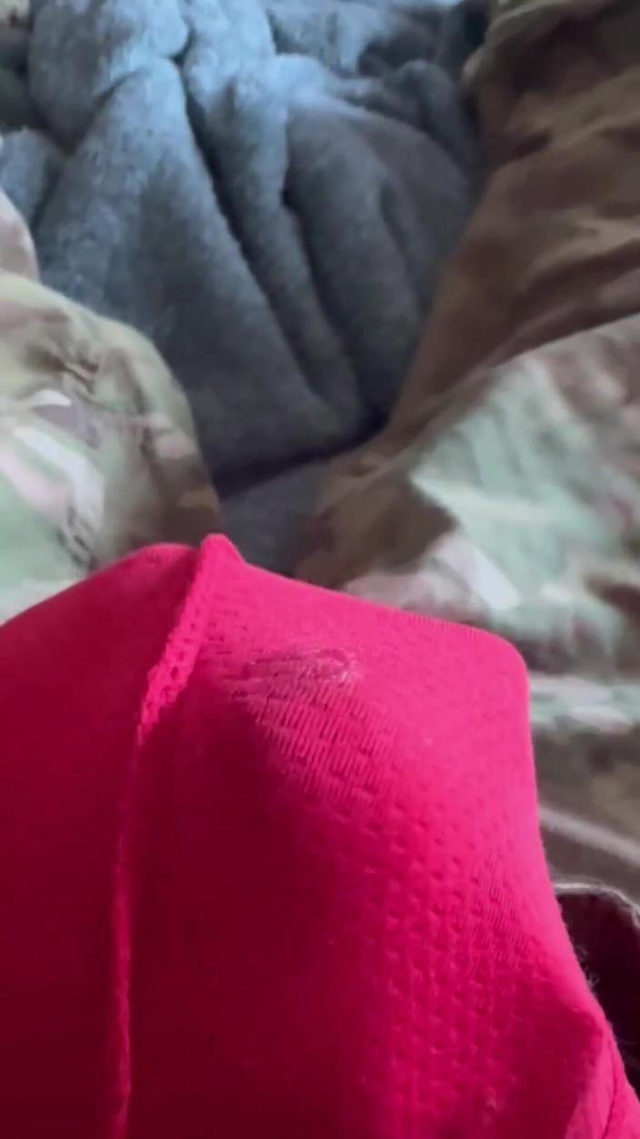Gay Soldier Stuff: Soldado do exército se masturbando de uniforme e gozando através...
