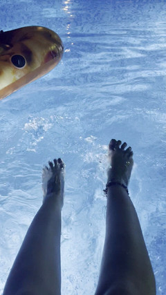 SassyTiff: Nohy ve vodě