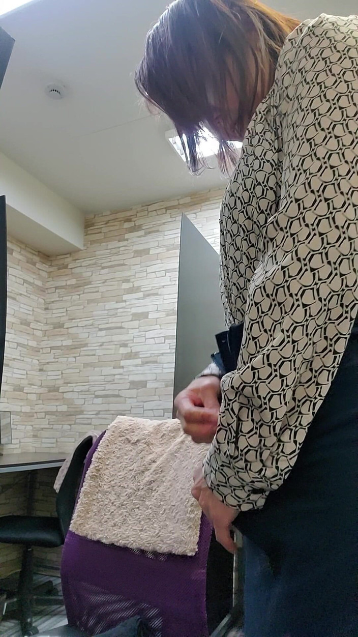 Mayumi Kanzaki: To Jest Film, Na Którym Przebieram Się W Studiu Sesyjnym.