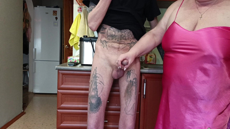 Zona901: Мачеха на кухне сосет член, дрочит его и наблюдает, как кончает