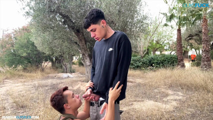 Amateur Guys Fuck: Agf 我正在和我的朋友在球场上玩得很开心。他们会抓住我们吗？